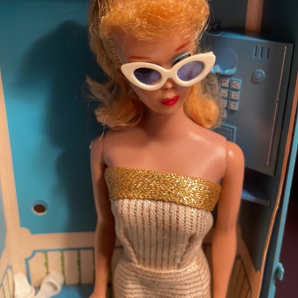 Barbie 1964 Original Doll with Phone Booth and Assessories. - Picture 3 of 9